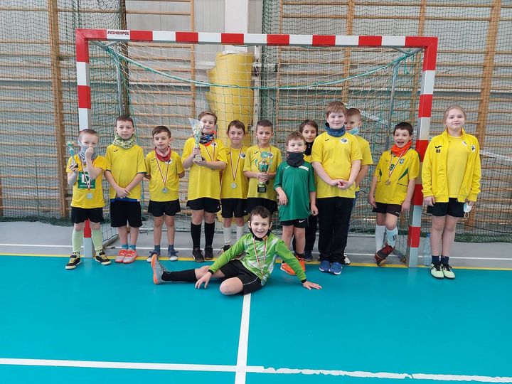 Turnieje halowej piłki nożnej dziewcząt i chłopców Krzeszowice 2021.